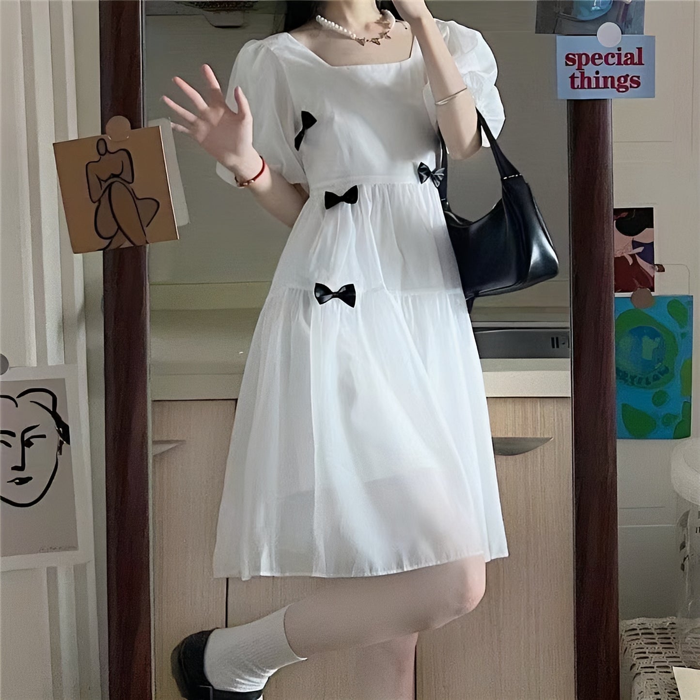 ブラックりぼんホワイトフレアミディアム丈ワンピース