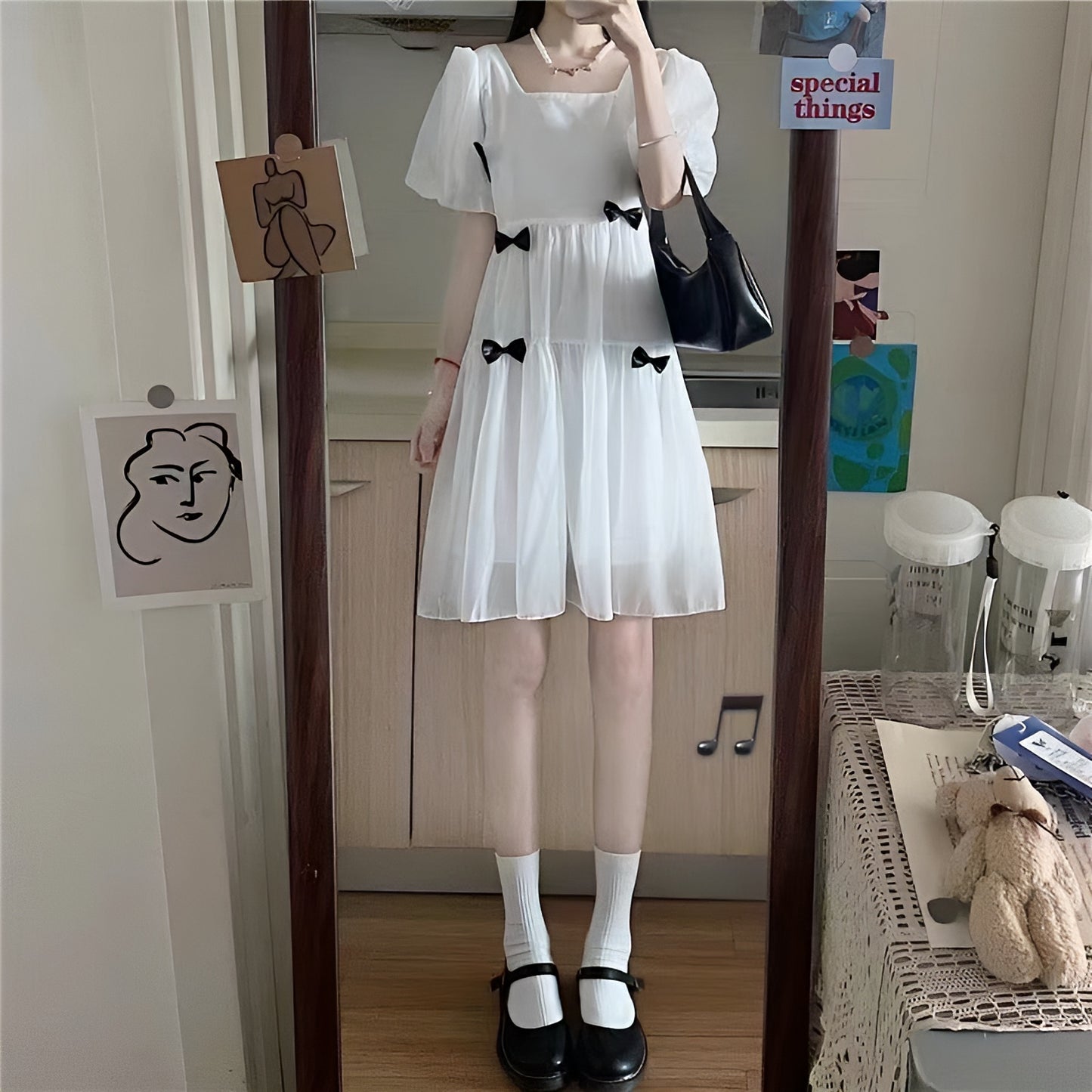 ブラックりぼんホワイトフレアミディアム丈ワンピース