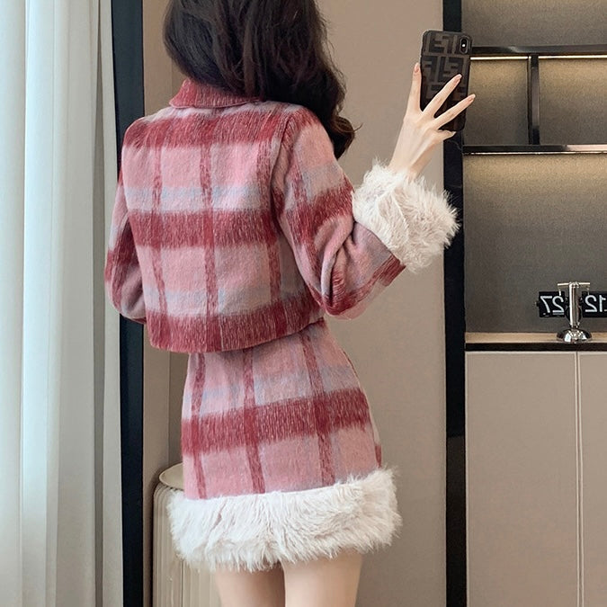 赤チェックの裾ファー付きセットアップ