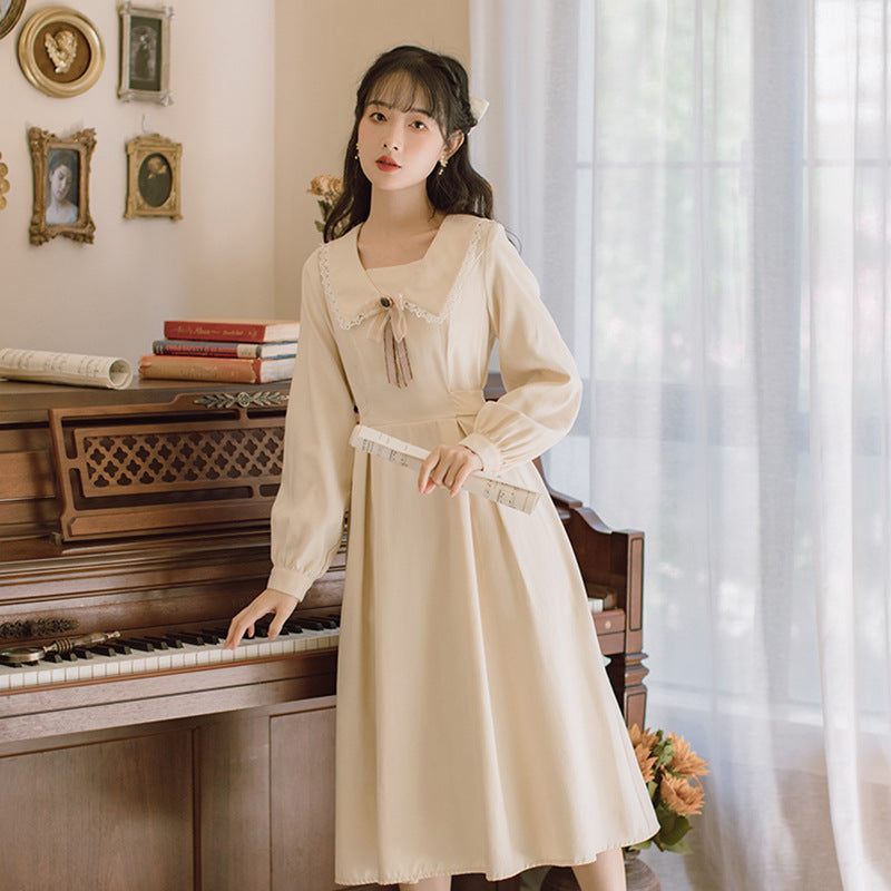 少女のレトロ風ワンピース