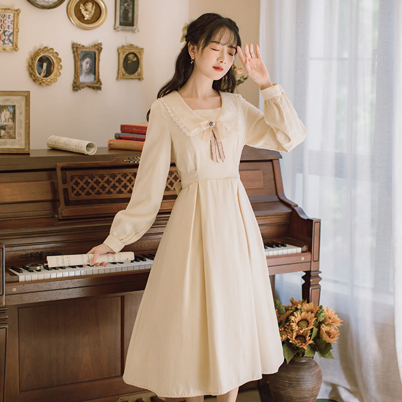 少女のレトロ風ワンピース
