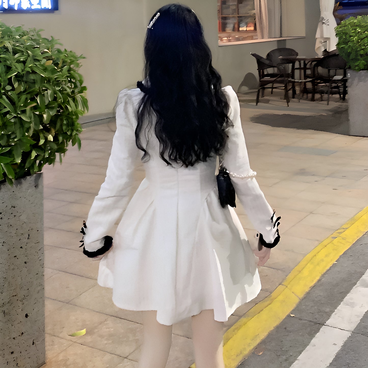 黒フリル襟ホワイトワンピース