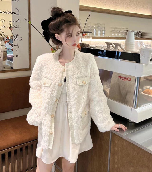 ミディアム丈ホワイトアウター