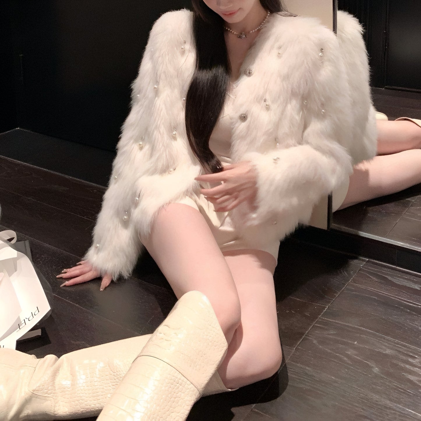 ショート丈のパール付きファーアウター