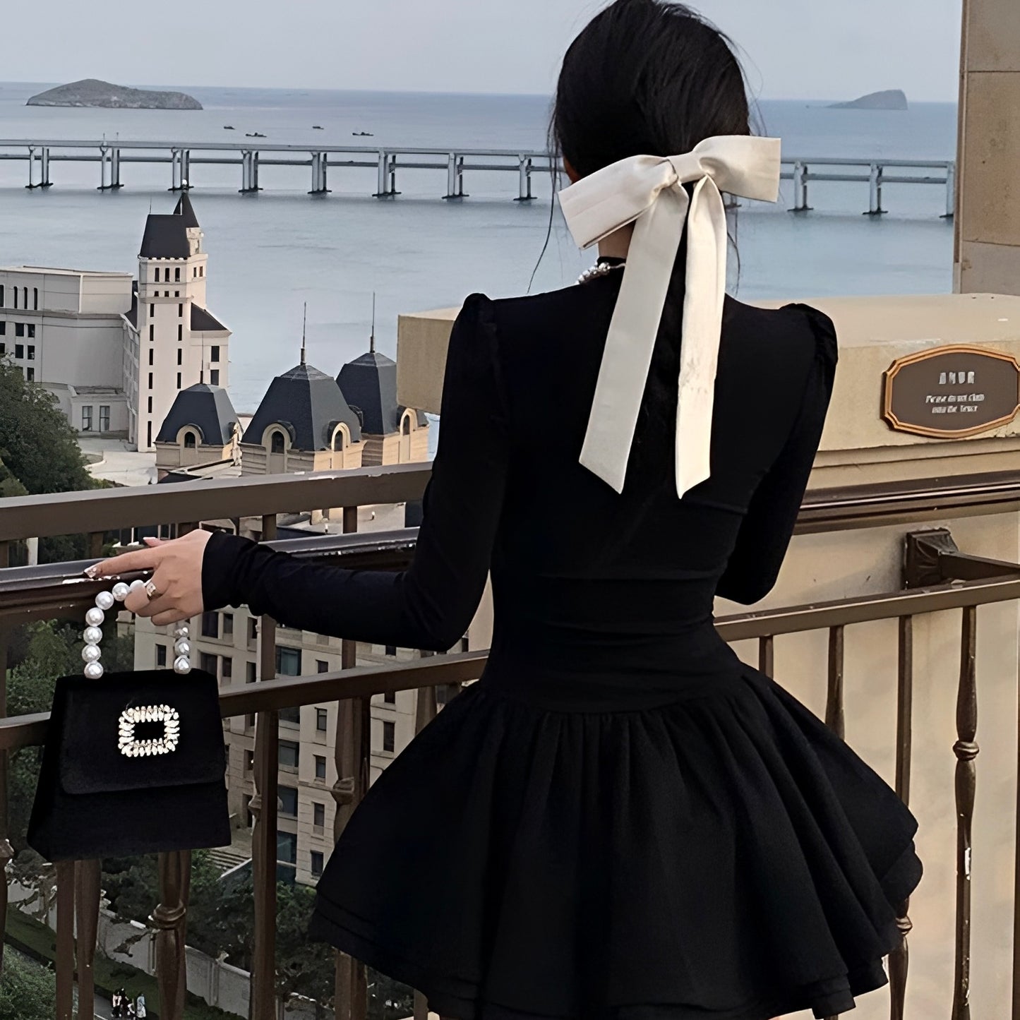 大人のハイネックブラックワンピース