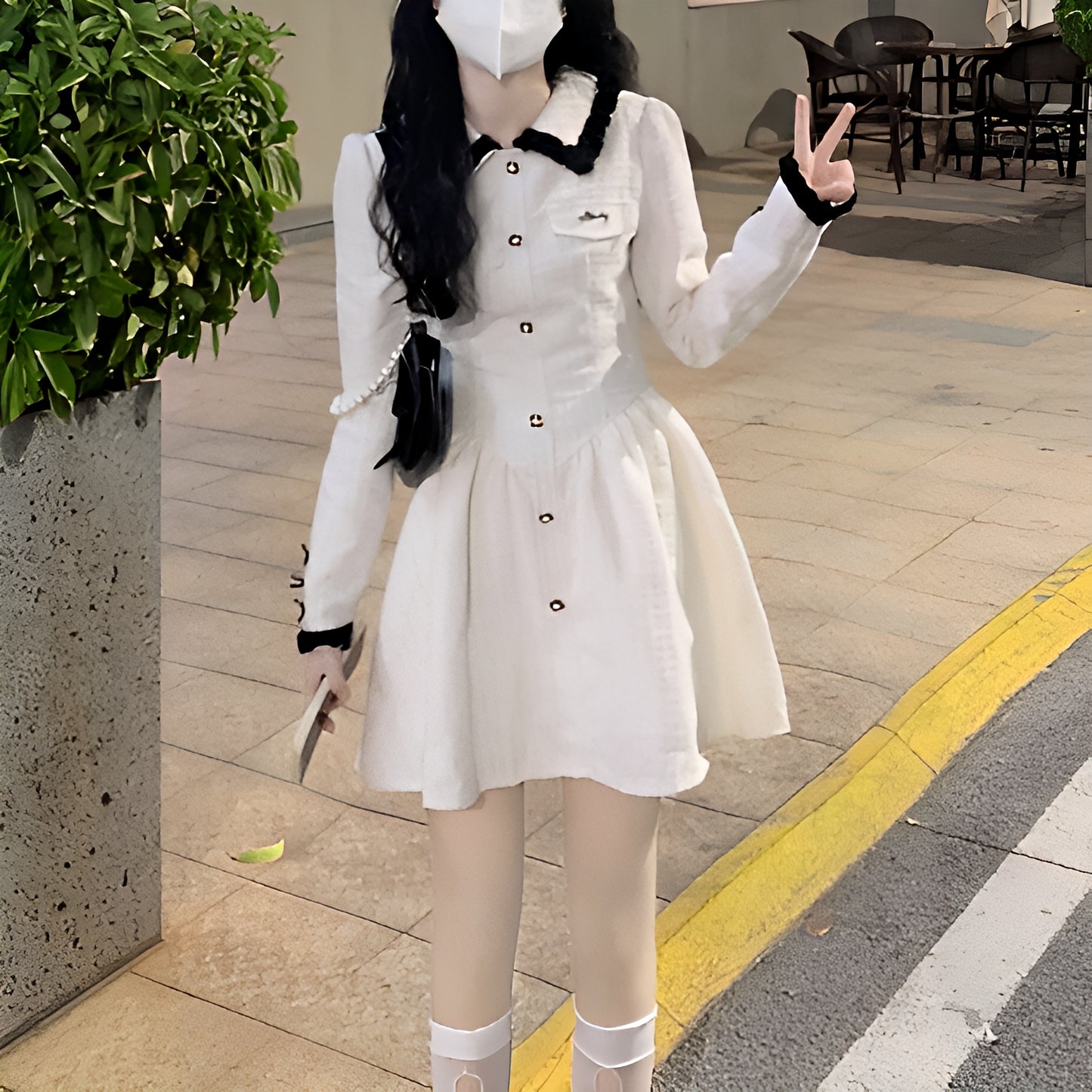 黒フリル襟ホワイトワンピース